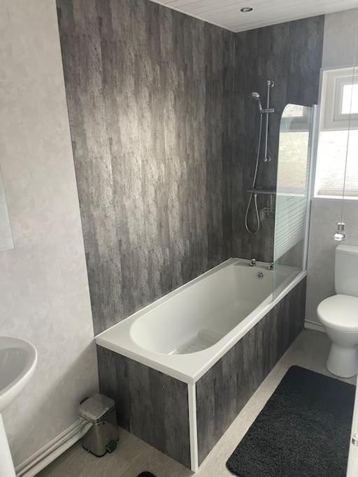 Fantastic Full 3 Bedroom Modern Apartment ベルファスト エクステリア 写真